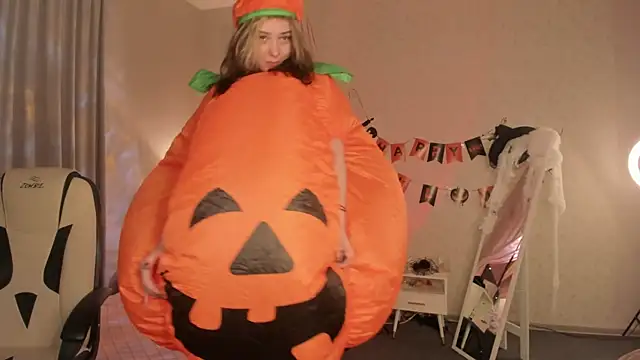 Snapshot of Vanessa_Walters chatting on 10-31-25, 03:07 Vanessa Walters online show from 10-31-25, 03:07