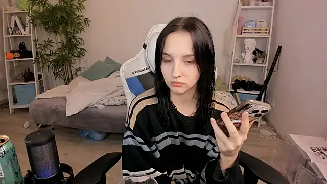 Viv Player online show from 12-20-24, 06:24