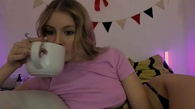 Snapshot of MiaDavis21 chatting on 02-22-25, 05:46 MiaDavis21 online show from 02-22-25, 05:46