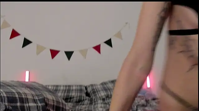 Snapshot of MiaDavis21 chatting on 09-12-25, 05:35 MiaDavis21 online show from 09-12-25, 05:35