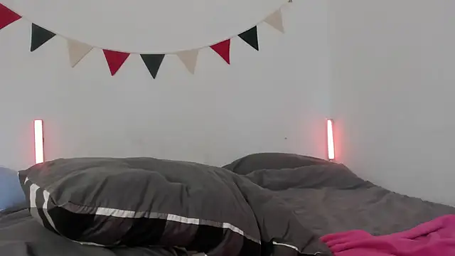 Snapshot of MiaDavis21 chatting on 10-09-25, 05:27 MiaDavis21 online show from 10-09-25, 05:27