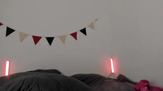 Snapshot of MiaDavis21 chatting on 10-16-25, 05:47 MiaDavis21 online show from 10-16-25, 05:47