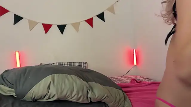 Snapshot of MiaDavis21 chatting on 12-04-25, 06:12 MiaDavis21 online show from 12-04-25, 06:12