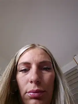 Snapshot of Lydie_off chatting on 07-02-26, 07:25 Lydie off online show from 07-02-26, 07:25