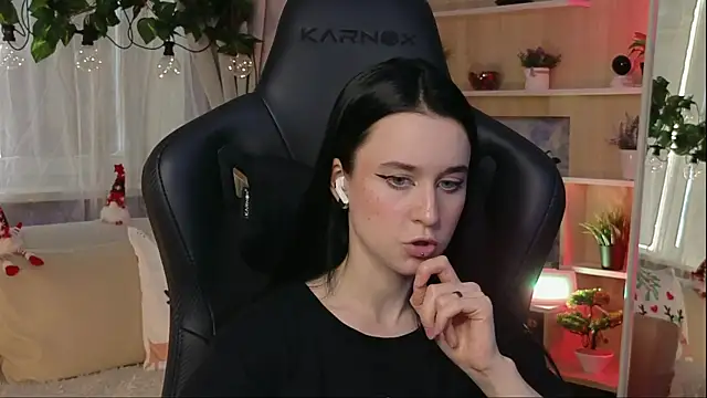 Snapshot of KiraLiLime chatting on 02-06-25, 12:37 KiraLiLime online show from 02-06-25, 12:37