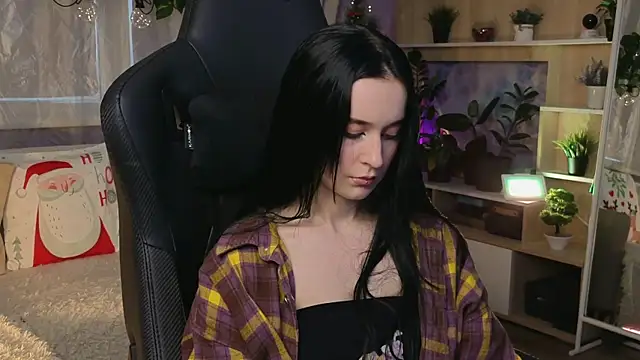 Snapshot of KiraLiLime chatting on 02-14-25, 12:47 KiraLiLime online show from 02-14-25, 12:47