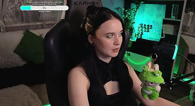 Snapshot of KiraLiLime chatting on 10-09-25, 09:02 KiraLiLime online show from 10-09-25, 09:02