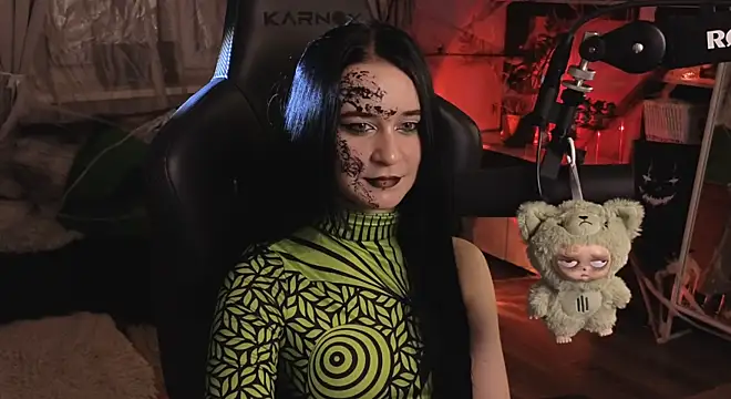 Snapshot of KiraLiLime chatting on 10-31-25, 04:30 KiraLiLime online show from 10-31-25, 04:30