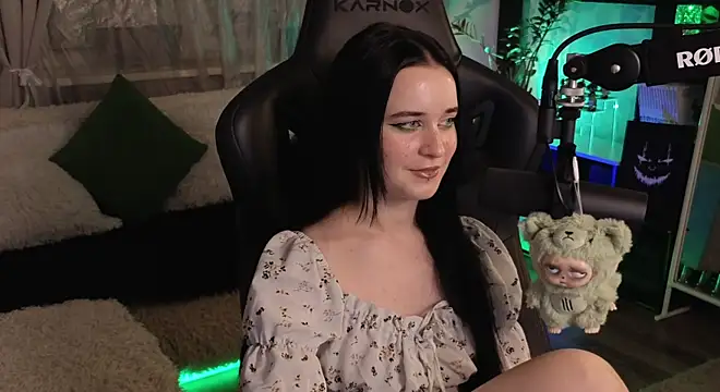 Snapshot of KiraLiLime chatting on 11-04-25, 10:20 KiraLiLime online show from 11-04-25, 10:20