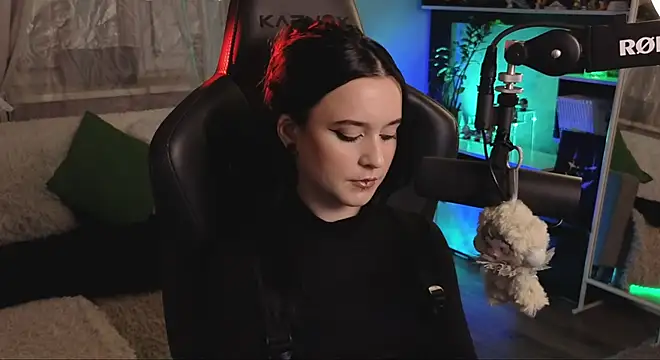 Snapshot of KiraLiLime chatting on 11-28-25, 04:31 KiraLiLime online show from 11-28-25, 04:31