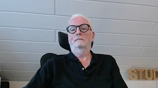 Snapshot of Greyhound70 chatting on 09-16-25, 08:04 Greyhound70 online show from 09-16-25, 08:04