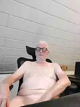 Snapshot of Greyhound70 chatting on 09-25-25, 07:56 Greyhound70 online show from 09-25-25, 07:56