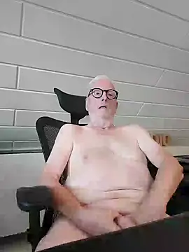 Snapshot of Greyhound70 chatting on 09-28-25, 03:17 Greyhound70 online show from 09-28-25, 03:17