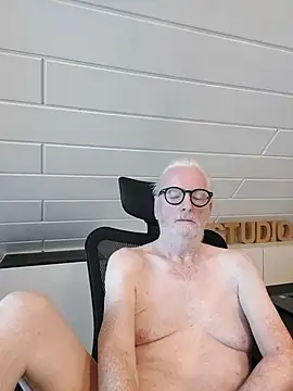 Snapshot of Greyhound70 chatting on 11-12-25, 10:04 Greyhound70 online show from 11-12-25, 10:04