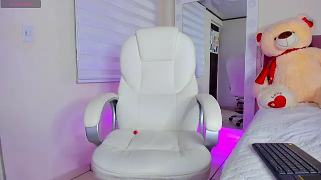 Snapshot of isaa_19 chatting on 11-27-25, 09:33 isaa 19 online show from 11-27-25, 09:33