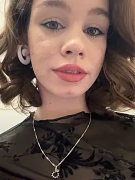 Snapshot of Street_young chatting on 12-22-24, 01:55 Street young online show from 12-22-24, 01:55