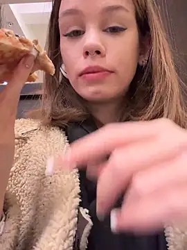 Snapshot of Street_young chatting on 02-14-25, 02:44 Street young online show from 02-14-25, 02:44