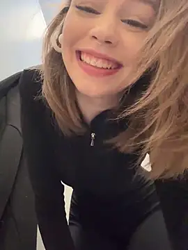 Snapshot of Street_young chatting on 02-15-25, 12:43 Street young online show from 02-15-25, 12:43