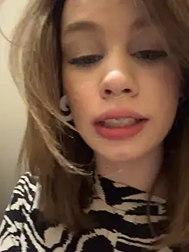 Snapshot of Street_young chatting on 02-19-25, 03:49 Street young online show from 02-19-25, 03:49