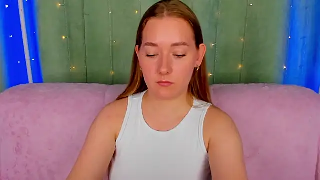 Snapshot of AlinaVice chatting on 05-19-26, 01:11 AlinaVice online show from 05-19-26, 01:11