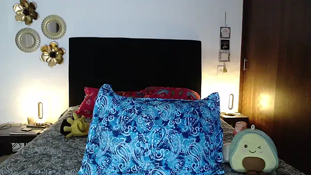 Snapshot of TatianaMonteross chatting on 10-27-25, 04:16 TatianaMonteross online show from 10-27-25, 04:16