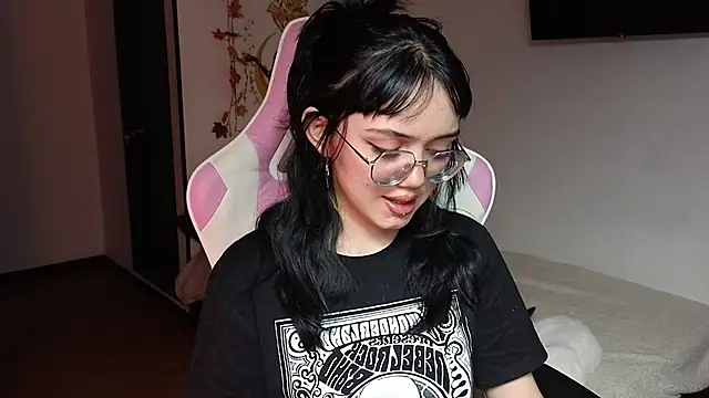 Snapshot of suzumi__ chatting on 12-14-24, 04:42 suzumi online show from 12-14-24, 04:42