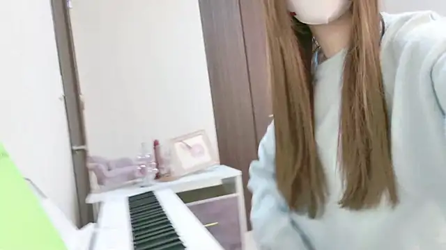 Snapshot of -SHINON- chatting on 12-24-24, 02:44 -SHINON- online show from 12-24-24, 02:44