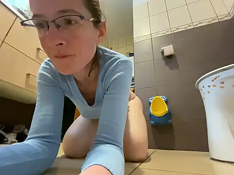 Snapshot of Milky_hairy_mommy chatting on 01-16-26, 08:46 Milky hairy mommy online show from 01-16-26, 08:46