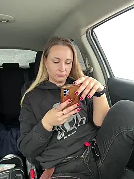 Snapshot of OlgaBuzzz chatting on 12-22-25, 06:32 OlgaBuzzz online show from 12-22-25, 06:32