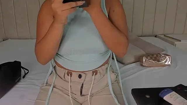 Snapshot of Littleolivia_ chatting on 02-25-25, 01:17 Littleolivia online show from 02-25-25, 01:17
