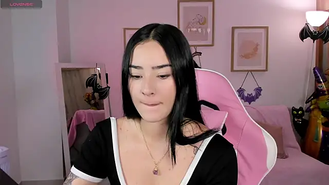 Snapshot of Veronica_isaza__ chatting on 10-05-25, 12:47 Veronica isaza online show from 10-05-25, 12:47