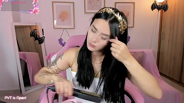 Snapshot of Veronica_isaza__ chatting on 10-10-25, 12:48 Veronica isaza online show from 10-10-25, 12:48