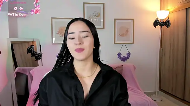 Snapshot of Veronica_isaza__ chatting on 10-15-25, 01:22 Veronica isaza online show from 10-15-25, 01:22