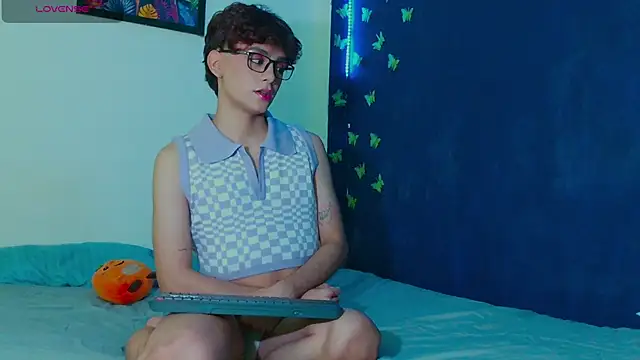 Snapshot of arnold_laurent_ chatting on 12-15-25, 08:40 arnold laurent online show from 12-15-25, 08:40