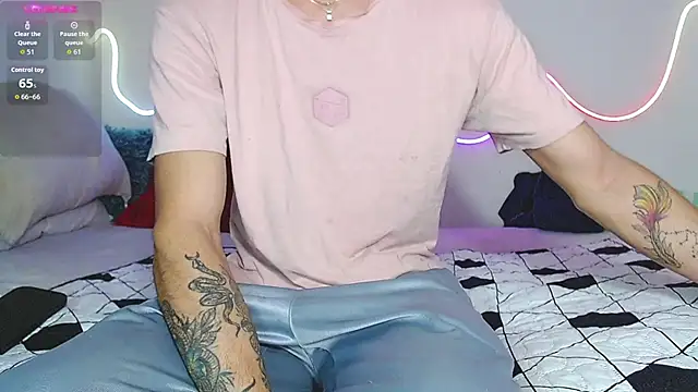 Snapshot of bobsexy08 chatting on 10-17-25, 12:19 bobsexy08 online show from 10-17-25, 12:19