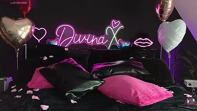 Snapshot of Divina_X_ chatting on 02-14-25, 09:24 Divina X online show from 02-14-25, 09:24