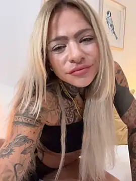 Snapshot of Divina_X_ chatting on 10-19-25, 05:24 Divina X online show from 10-19-25, 05:24