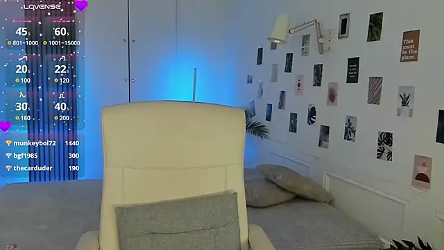 Snapshot of SashaSunlight chatting on 01-15-25, 12:51 SashaSunlight online show from 01-15-25, 12:51