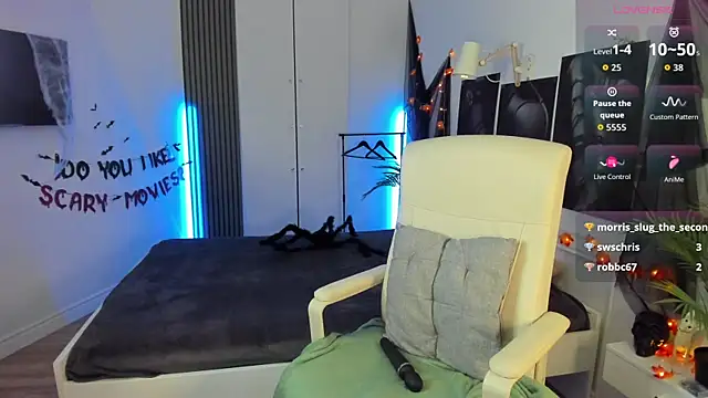 Snapshot of SashaSunlight chatting on 10-29-25, 02:41 SashaSunlight online show from 10-29-25, 02:41