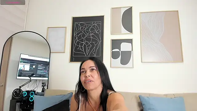 Snapshot of Evawalker_ chatting on 01-18-25, 04:04 Evawalker online show from 01-18-25, 04:04