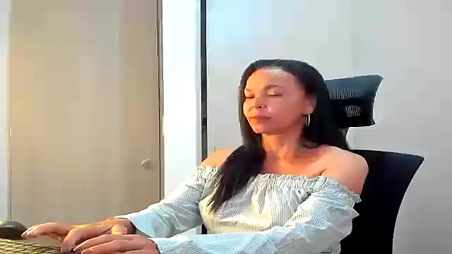 Snapshot of Evawalker_ chatting on 09-30-25, 03:33 Evawalker online show from 09-30-25, 03:33