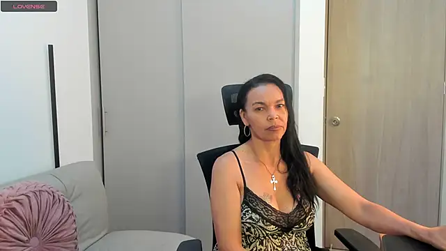 Snapshot of Evawalker_ chatting on 10-11-25, 12:54 Evawalker online show from 10-11-25, 12:54