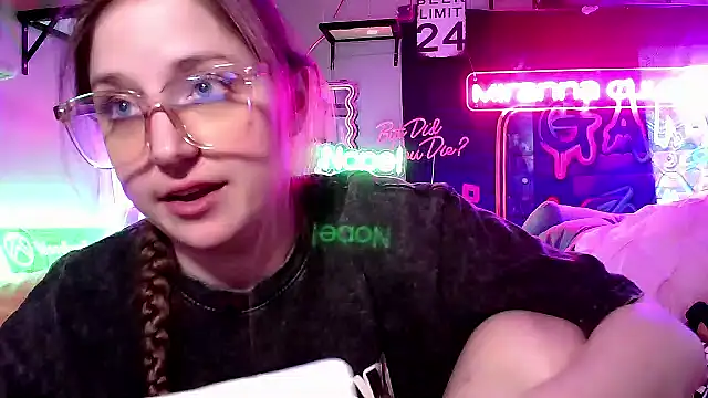 Snapshot of mirannacult chatting on 03-14-25, 03:25 mirannacult online show from 03-14-25, 03:25