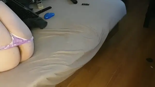 Snapshot of eblata04 chatting on 10-25-25, 12:29 eblata04 online show from 10-25-25, 12:29