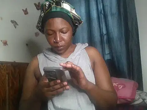 Snapshot of IAm_Katie chatting on 10-13-25, 08:58 IAm Katie online show from 10-13-25, 08:58