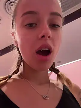 Snapshot of enjoy_my_beauty chatting on 01-24-25, 04:16 enjoy my beauty online show from 01-24-25, 04:16