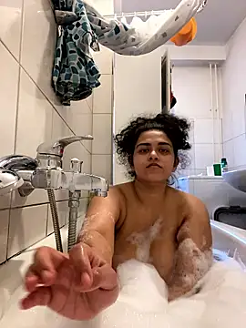 Snapshot of Curvydesifromgermany chatting on 01-15-26, 02:54 Curvydesifromgermany online show from 01-15-26, 02:54