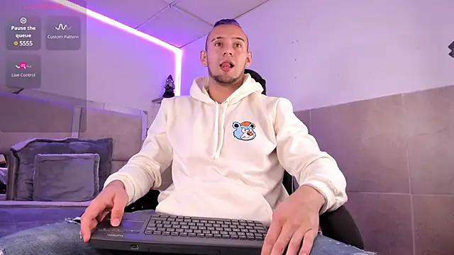 Snapshot of Damon_Bakert chatting on 01-11-25, 02:36 Damon Bakert online show from 01-11-25, 02:36