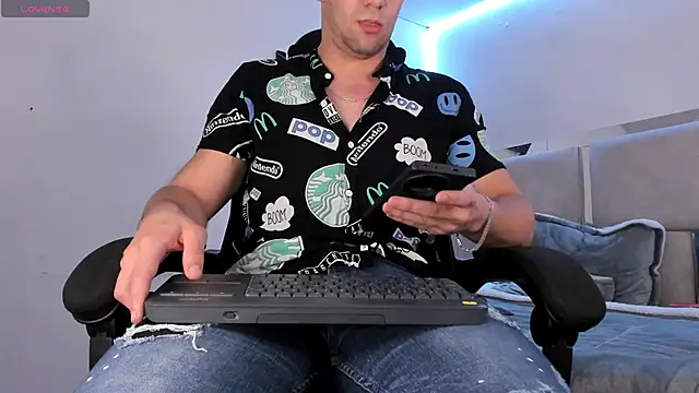 Snapshot of Damon_Bakert chatting on 02-08-25, 09:04 Damon Bakert online show from 02-08-25, 09:04