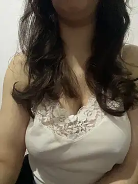 Snapshot of farah-36 chatting on 05-15-26, 12:50 farah-36 online show from 05-15-26, 12:50